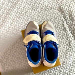 As good as new, BASKETBALL SHOES. NIKE